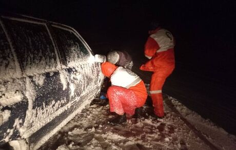 ۲۸ نفر در برف و کولاک محورهای آذربایجان‌غربی نجات یافتند