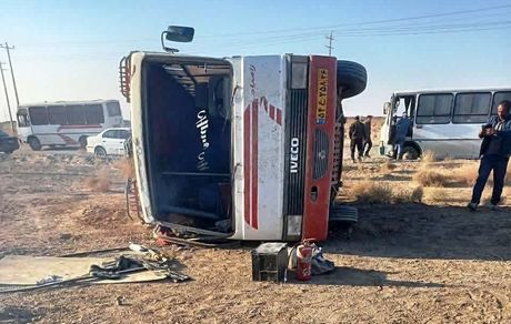 ۱۱ مصدوم در واژگونی مینی‌بوس کارگران معدن در بردسکن