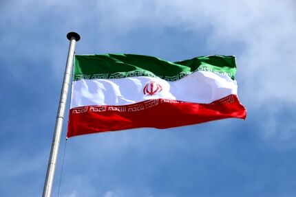 بزرگترین پرچم ایران در تهران به اهتزاز در می‌آید