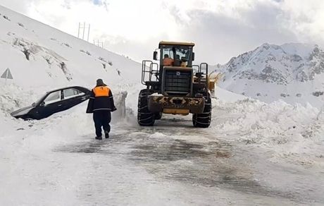 ۸۰ خودرو در ریزش بهمن در محور سروآباد به پاوه گرفتار شدند