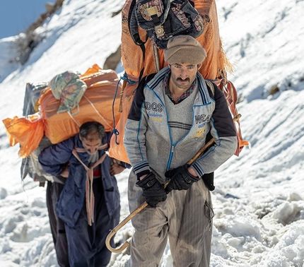 کولبران: از بی‌پولی بیشتر از کرونا می‌ترسیم