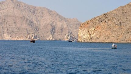 حمله دشمن آمریکایی به یک شناور کانتینربر تجاری در نزدیکی جزیره هنگام