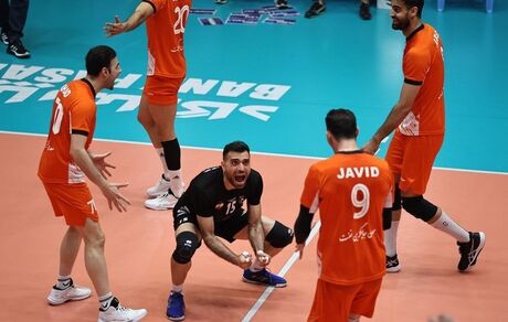 مدعیان لیگ برتر والیبال باختند / استقلال بالاخره برد