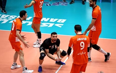 مدعیان لیگ برتر والیبال باختند / استقلال بالاخره برد