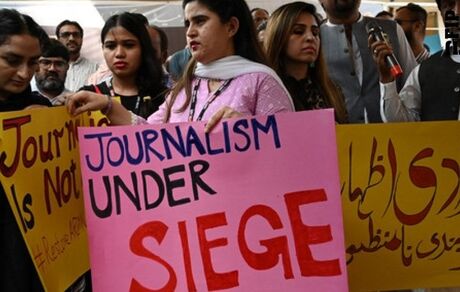یک روزنامه نگار پاکستانی کشته شد / با گلوله و توسط دو فرد مسلح