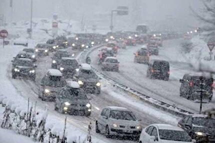 بارش برف و باران در محورهای ۱۵ استان