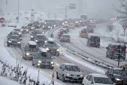 بارش برف و باران در محورهای ۱۵ استان