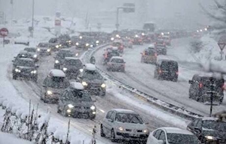 بارش برف و باران در محورهای ۱۵ استان
