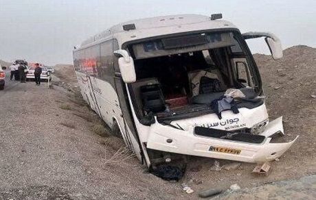 هفت مجروح در تصادف اتوبوس و تریلی در جاده کهورستان به لار
