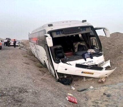 هفت مجروح در تصادف اتوبوس و تریلی در جاده کهورستان به لار