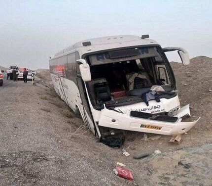 هفت مجروح در تصادف اتوبوس و تریلی در جاده کهورستان به لار