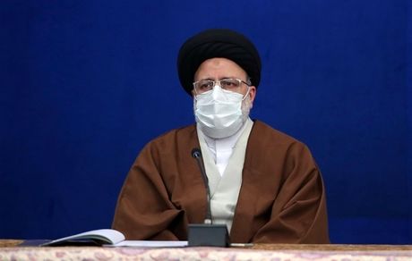  رئیس قوه قضائیه: کسانی که فکر می‌کنند مشکلات با مذاکره حل می‌شود اشتباه می‌کنند / نیروهای انقلابی را برای رفع مشکلات قادر می‌دانیم