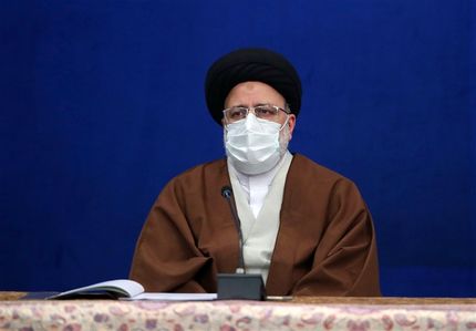  رئیس قوه قضائیه: کسانی که فکر می‌کنند مشکلات با مذاکره حل می‌شود اشتباه می‌کنند / نیروهای انقلابی را برای رفع مشکلات قادر می‌دانیم