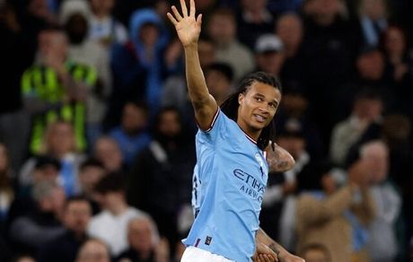 مدافع منچستر سیتی قراردادش را تمدید کرد