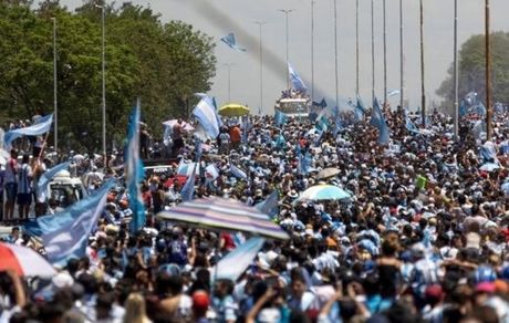 جشن قهرمانی تیم ملی آرژانتین ۸ زخمی داشت / یک خیابان به نام مسی شد
