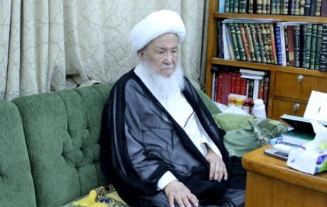 یک مرجع تقلید در عراق: فروش دلار بالاتر از قیمت دولت حرام است