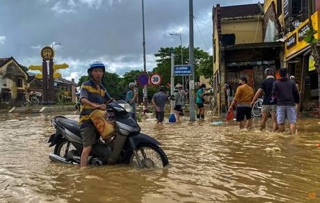 بارندگی سیل‌آسا در ویتنام ، جان ۹۰ نفر را گرفت