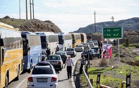 اعزام بیش از ۱۲۰۰ دستگاه اتوبوس از مرز مهران به نقاط مختلف کشور/ کمبود ناوگان نداریم