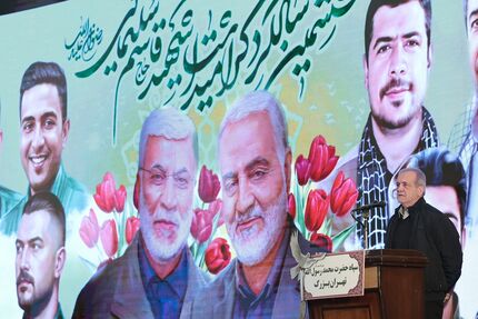 رئیس جمهور: سردار سلیمانی از نظر اخلاق، صداقت، شجاعت، حق‌طلبی و دفاع از مظلوم الگویی بی‌بدیل بود / باید پیگیر دفاع از حق مظلومان باشیم