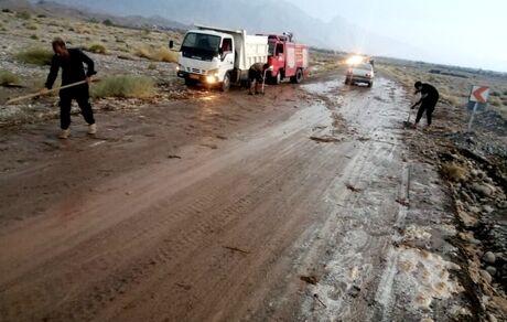 بازگشایی جاده جیرفت به بلوک بعد از طغیان رودخانه و بارش شدید باران