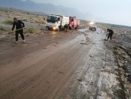 بازگشایی جاده جیرفت به بلوک بعد از طغیان رودخانه و بارش شدید باران