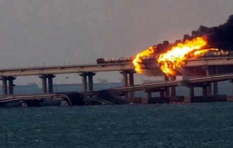 اوکراین، انفجار در پل ارتباطی شبه جزیره کریمه  با روسیه را گردن گرفت + ویدئو