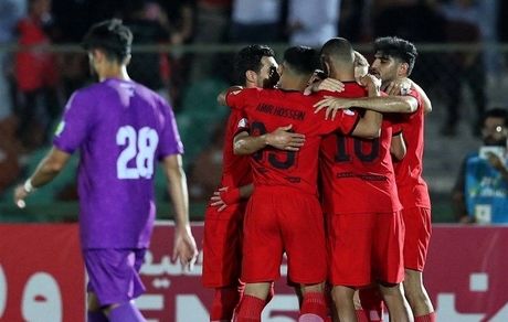 تراکتور، هوادار را در هم کوبید و صدرنشین شد