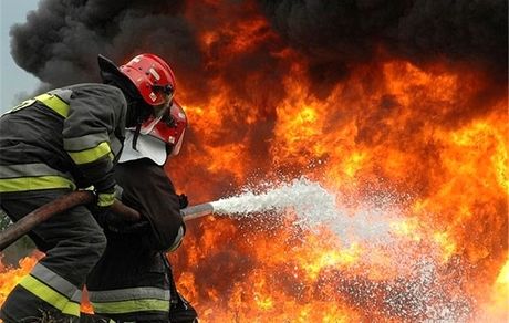 مهار آتش سوزی در پتروشیمی گلپایگان
