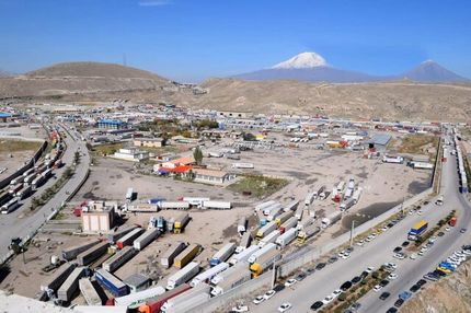 مشکل تاخیر در تردد کامیونهای تراتزیتی از مرز بازرگان رفع شد