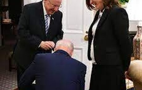 زانو زدن بایدن مقابل مقام اسرائیلی جنجالی شد