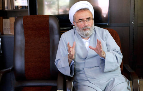 مسیح مهاجری: دشمن با روحانیون که اهل تفکر و خدمت به مردم نباشند کاری ندارد