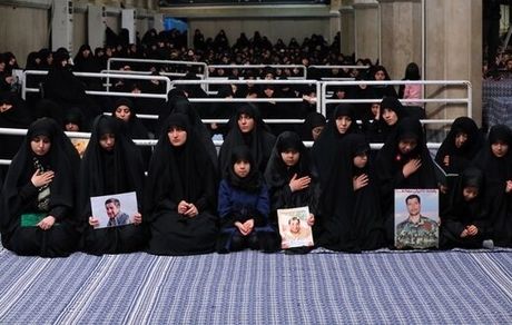 تصویری از دختر سردار شهید سلیمانی در محضر رهبر انقلاب