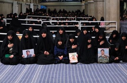 تصویری از دختر سردار شهید سلیمانی در محضر رهبر انقلاب