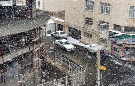 اولین برف زمستان، خیابان‌های ارومیه را قفل کرد / عکس