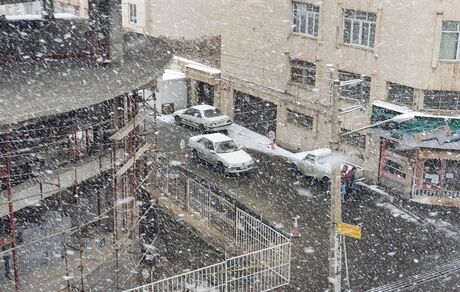 اولین برف زمستان، خیابان‌های ارومیه را قفل کرد / عکس