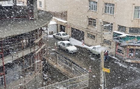 اولین برف زمستان، خیابان‌های ارومیه را قفل کرد / عکس