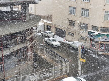 اولین برف زمستان، خیابان‌های ارومیه را قفل کرد / عکس