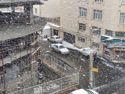 اولین برف زمستان، خیابان‌های ارومیه را قفل کرد / عکس