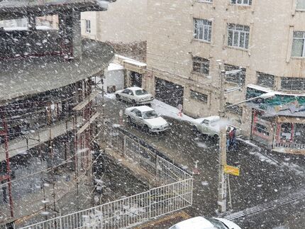 اولین برف زمستان، خیابان‌های ارومیه را قفل کرد / عکس