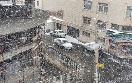 اولین برف زمستان، خیابان‌های ارومیه را قفل کرد / عکس