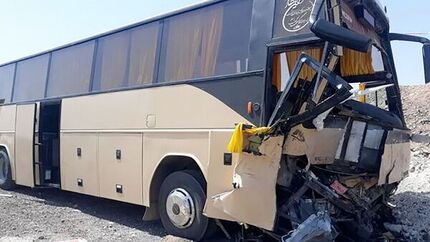 ۱۰ مصدوم در تصادف اتوبوس و کامیون در سبزوار