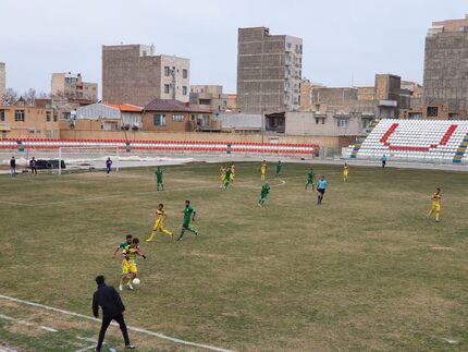 بازهم یک دیدار فوتبال لیگ دسته دوم به جنجال کشیده شد + ویدئوی سیلی داور