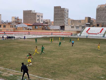 بازهم یک دیدار فوتبال لیگ دسته دوم به جنجال کشیده شد + ویدئوی سیلی داور
