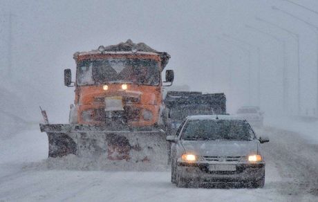 محورهای مواصلاتی آذربایجان‌غربی پوشیده از برف / تلاش راهداران برای بازگشایی محورها
