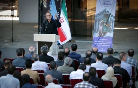رئیس جمهور: فرونشست چند سانتیمتری یک فاجعه است و نمی‌دانم چطور باید بگویم که در خطر هستیم / در جنگ کسی حق حمله به مراکز رسانه‌ای ندارد