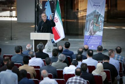 رئیس جمهور: فرونشست چند سانتیمتری یک فاجعه است و نمی‌دانم چطور باید بگویم که در خطر هستیم / در جنگ کسی حق حمله به مراکز رسانه‌ای ندارد