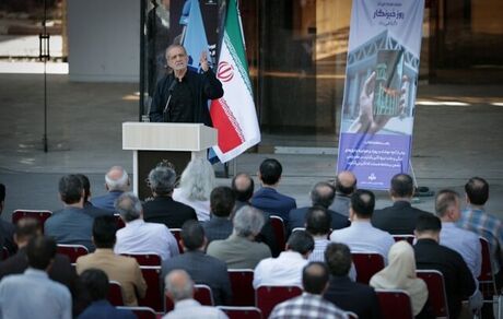 رئیس جمهور: فرونشست چند سانتیمتری یک فاجعه است و نمی‌دانم چطور باید بگویم که در خطر هستیم / در جنگ کسی حق حمله به مراکز رسانه‌ای ندارد