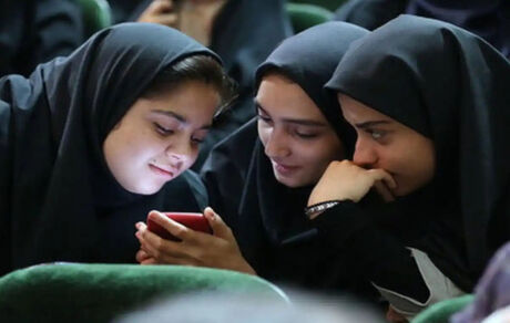 استفاده از گوشی‌های هوشمند در مدارس مجاز است