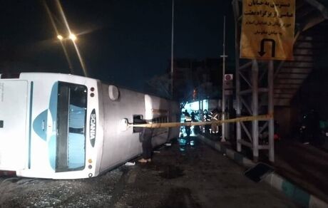 مصدومیت ۲۵ نفر بر اثر واژگونی اتوبوس در تهران