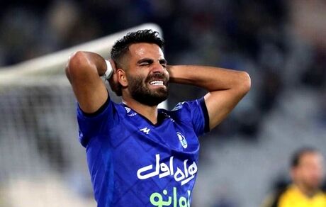 مدافع تیم فوتبال استقلال قراردادش را تمدیدکرد